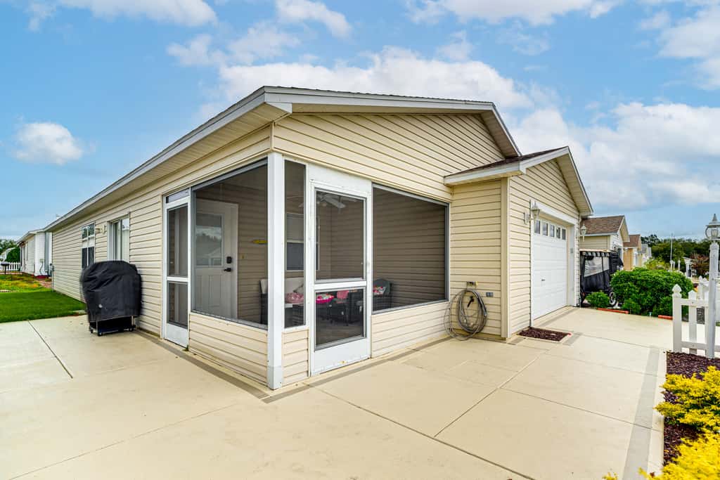 6 Mi to Lake Sumter Landing: Home w/ Perks!
