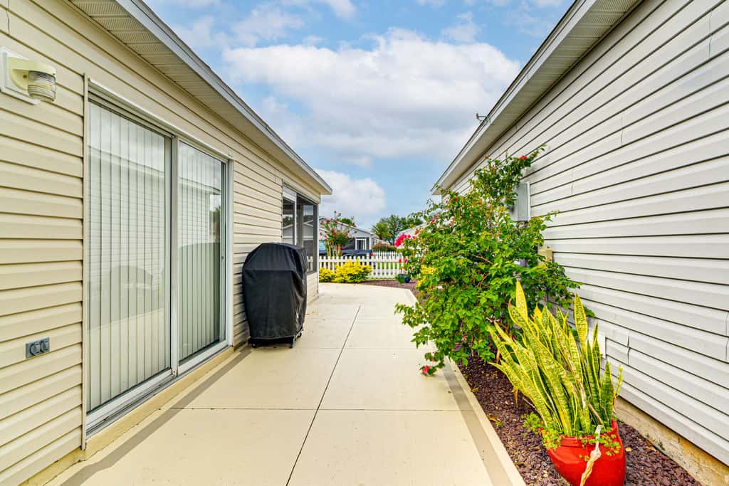 6 Mi to Lake Sumter Landing: Home w/ Perks!