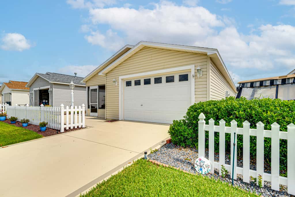 6 Mi to Lake Sumter Landing: Home w/ Perks!