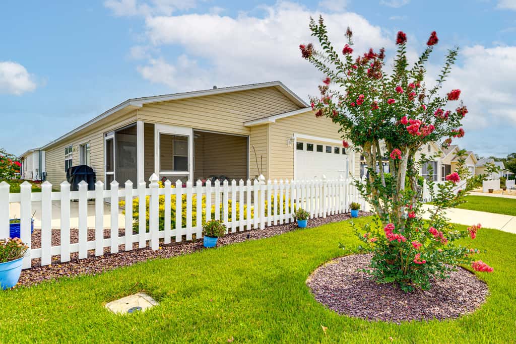 6 Mi to Lake Sumter Landing: Home w/ Perks!