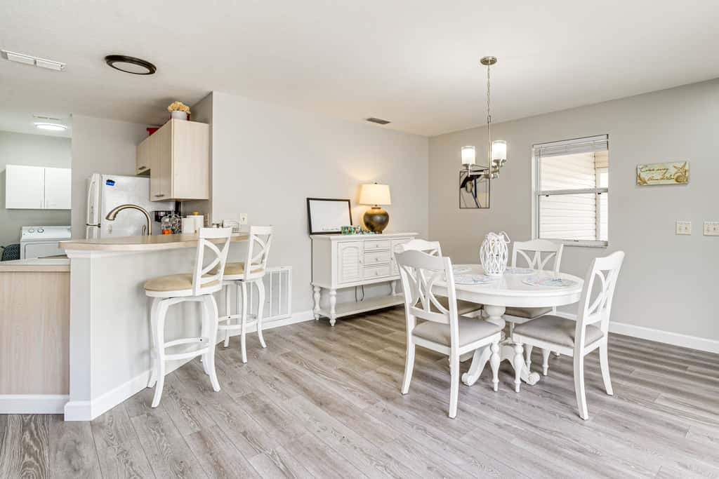 6 Mi to Lake Sumter Landing: Home w/ Perks!
