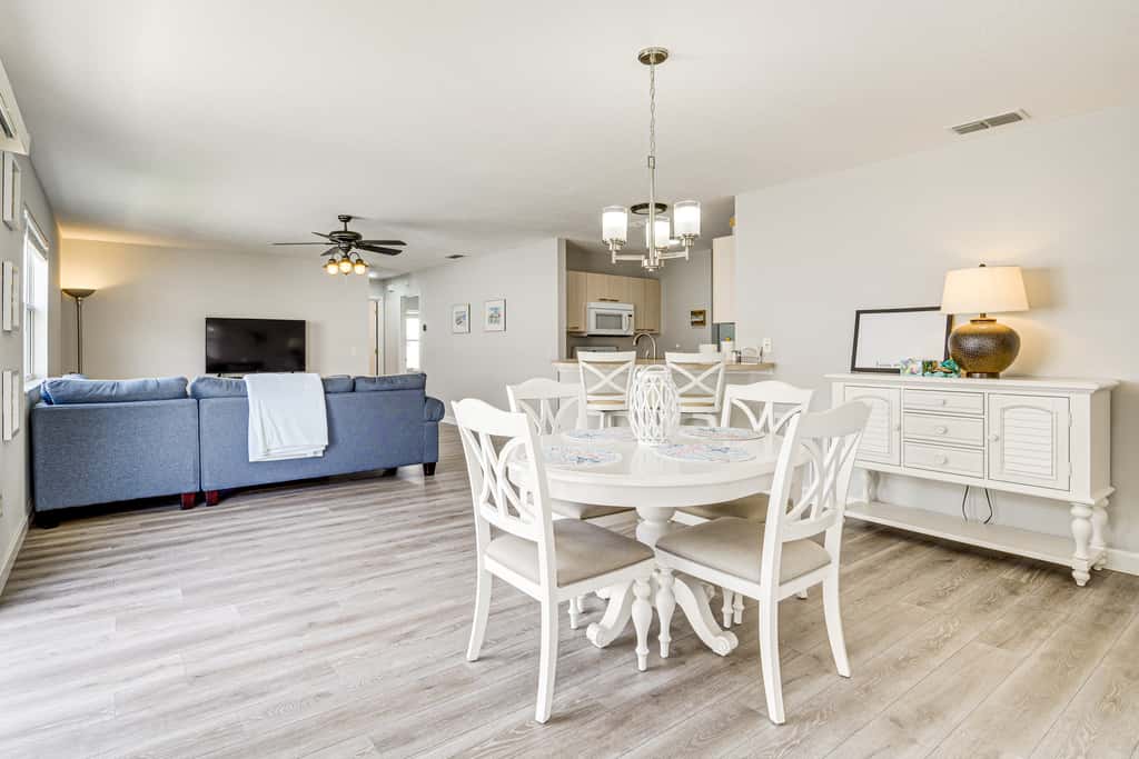 6 Mi to Lake Sumter Landing: Home w/ Perks!