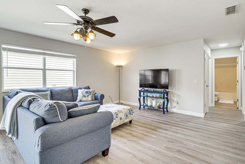 6 Mi to Lake Sumter Landing: Home w/ Perks!