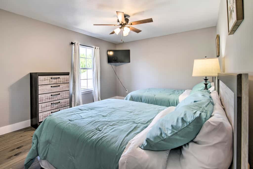 Airy Townhome: Close to Kayaking & Boating!
