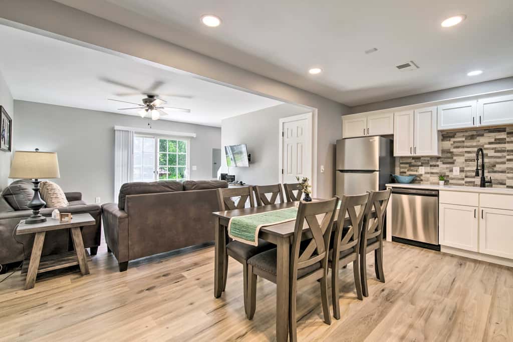 Airy Townhome: Close to Kayaking & Boating!