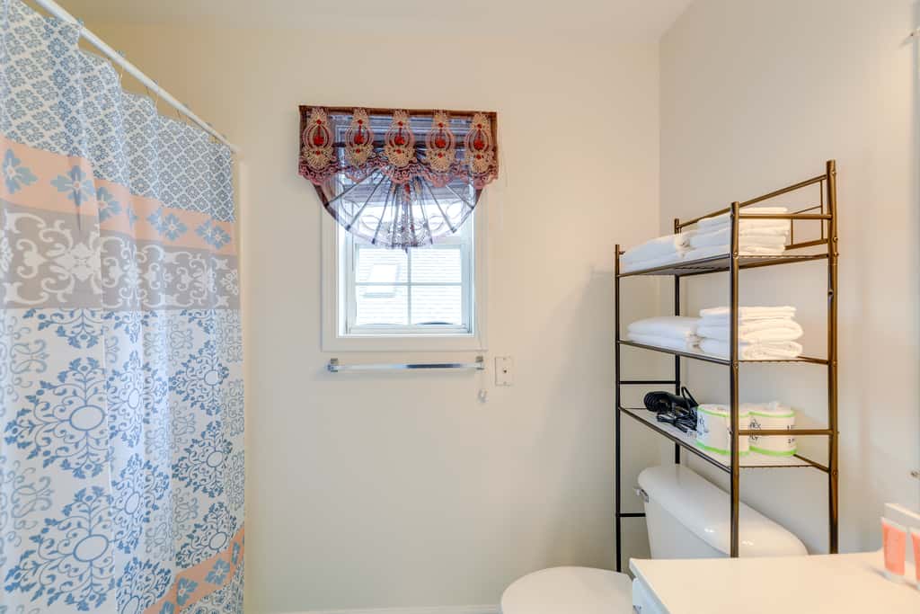 Beach, Pier Access! Pet-Friendly Crystal Coast Gem