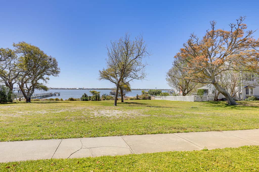 Beach, Pier Access! Pet-Friendly Crystal Coast Gem