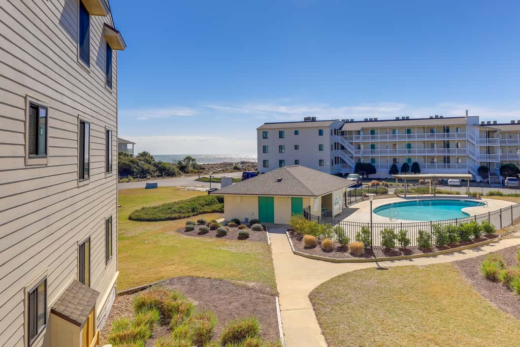 Emerald Isle Vacation Rental w/ Resort Pool!