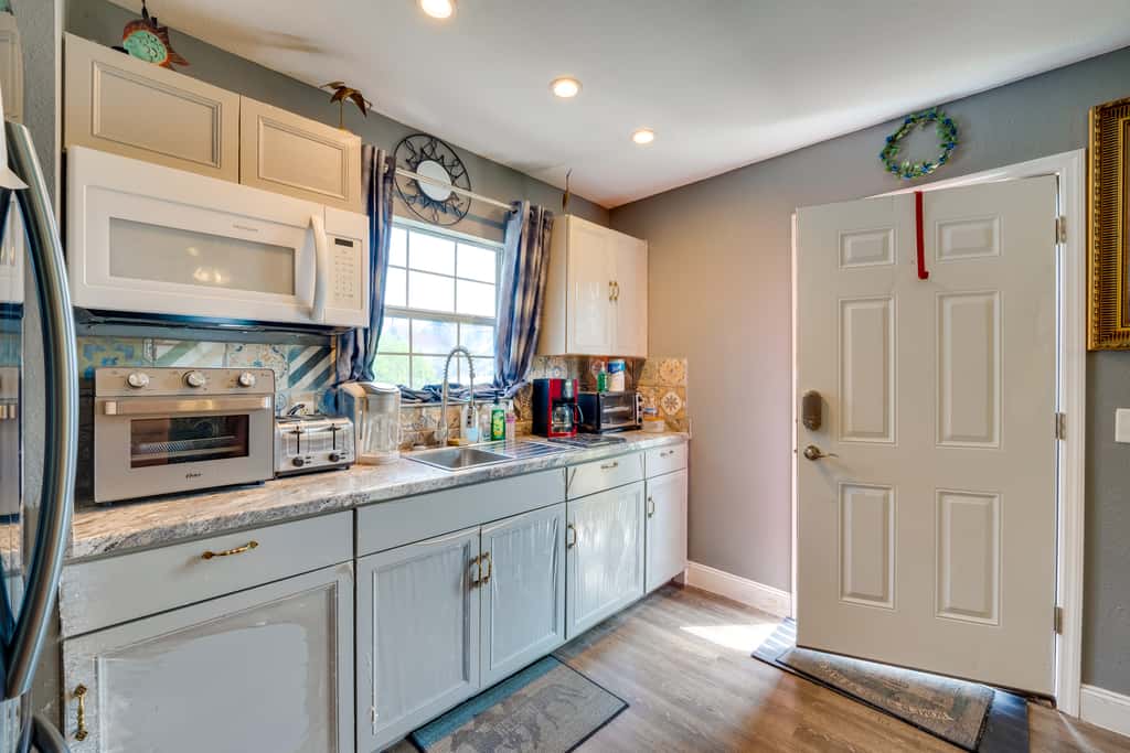 9 Mi to Disney World: Townhome w/ Pool Access!
