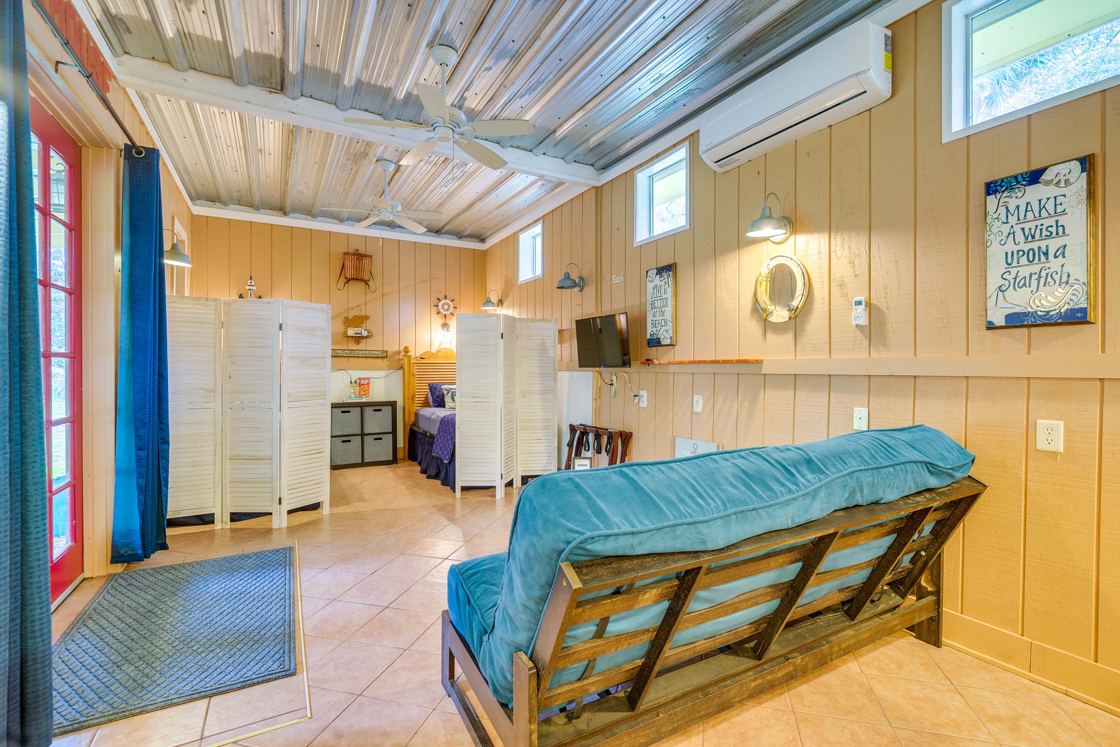 5 Mi to Beach: Inglis Studio w/ Patio & Grill!