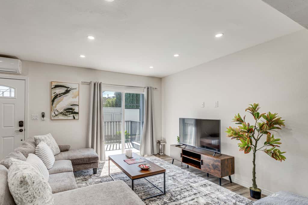 3 Mi to Santa Monica Pier! Pet-Friendly LA Apt