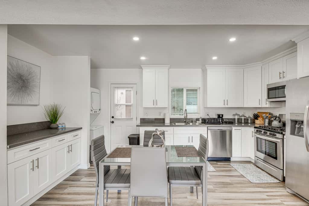 3 Mi to Santa Monica Pier! Pet-Friendly LA Apt
