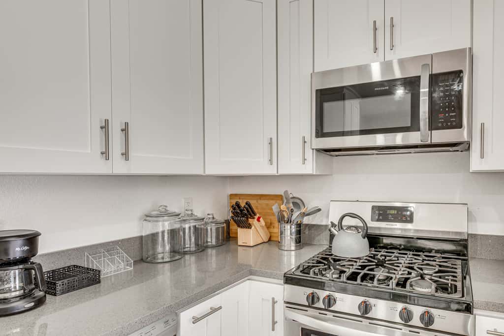 3 Mi to Santa Monica Pier! Pet-Friendly LA Apt