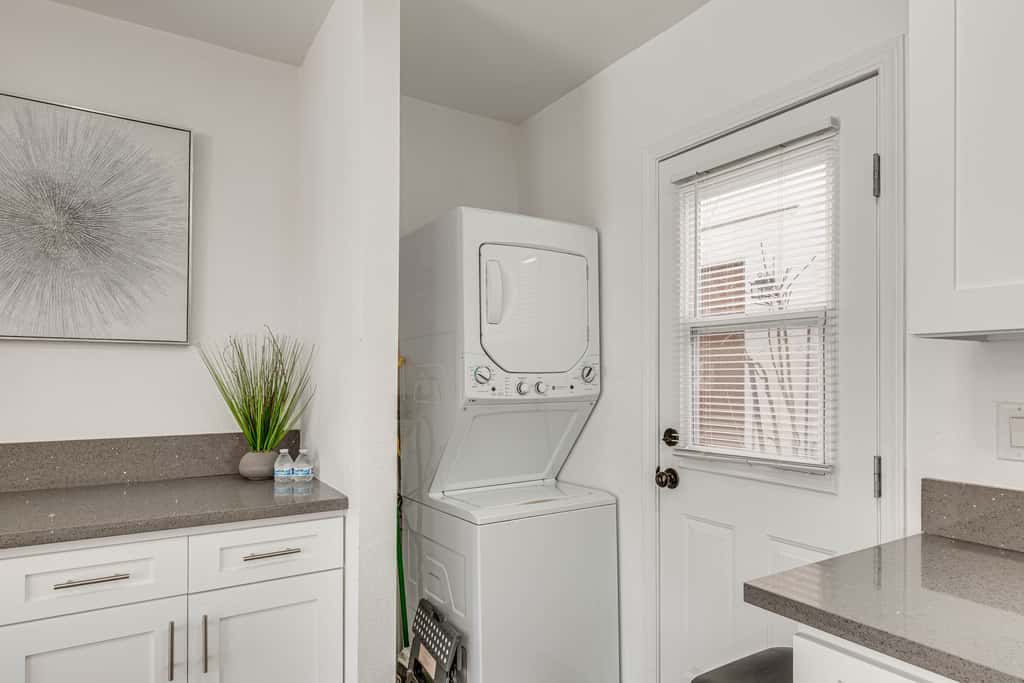 3 Mi to Santa Monica Pier! Pet-Friendly LA Apt