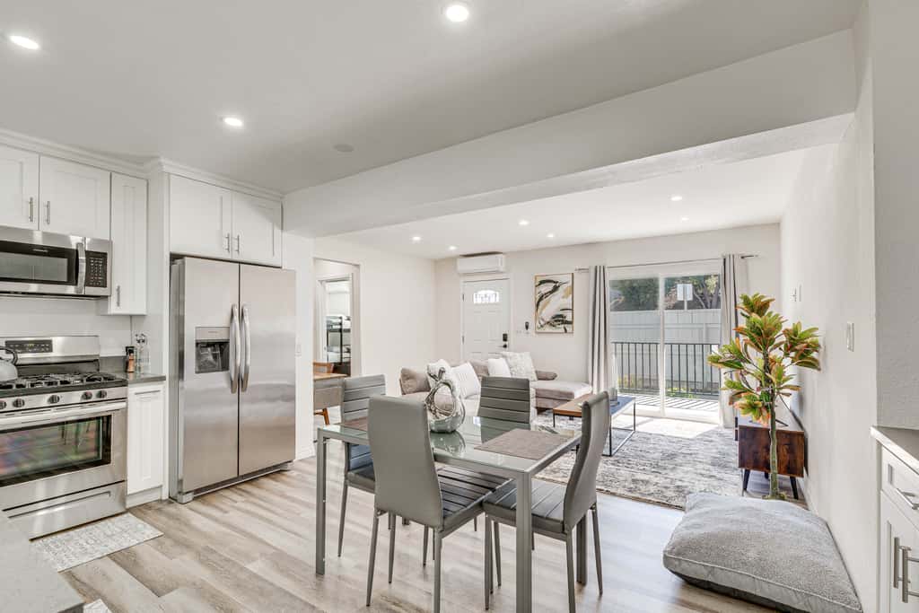 3 Mi to Santa Monica Pier! Pet-Friendly LA Apt