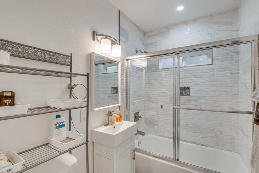 3 Mi to Santa Monica Pier! Pet-Friendly LA Apt