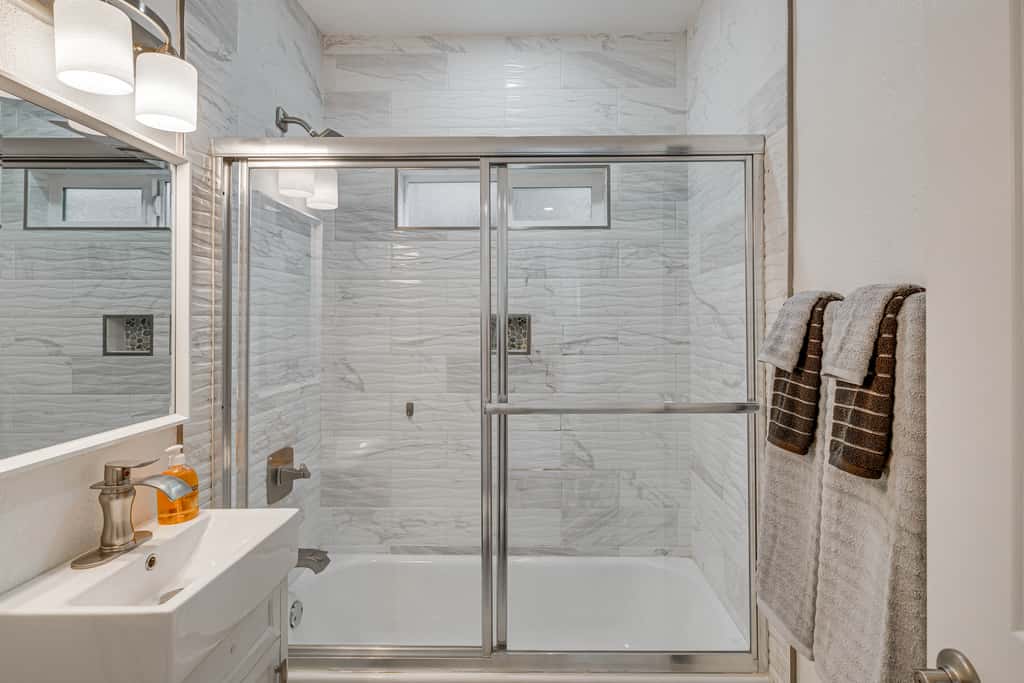 3 Mi to Santa Monica Pier! Pet-Friendly LA Apt