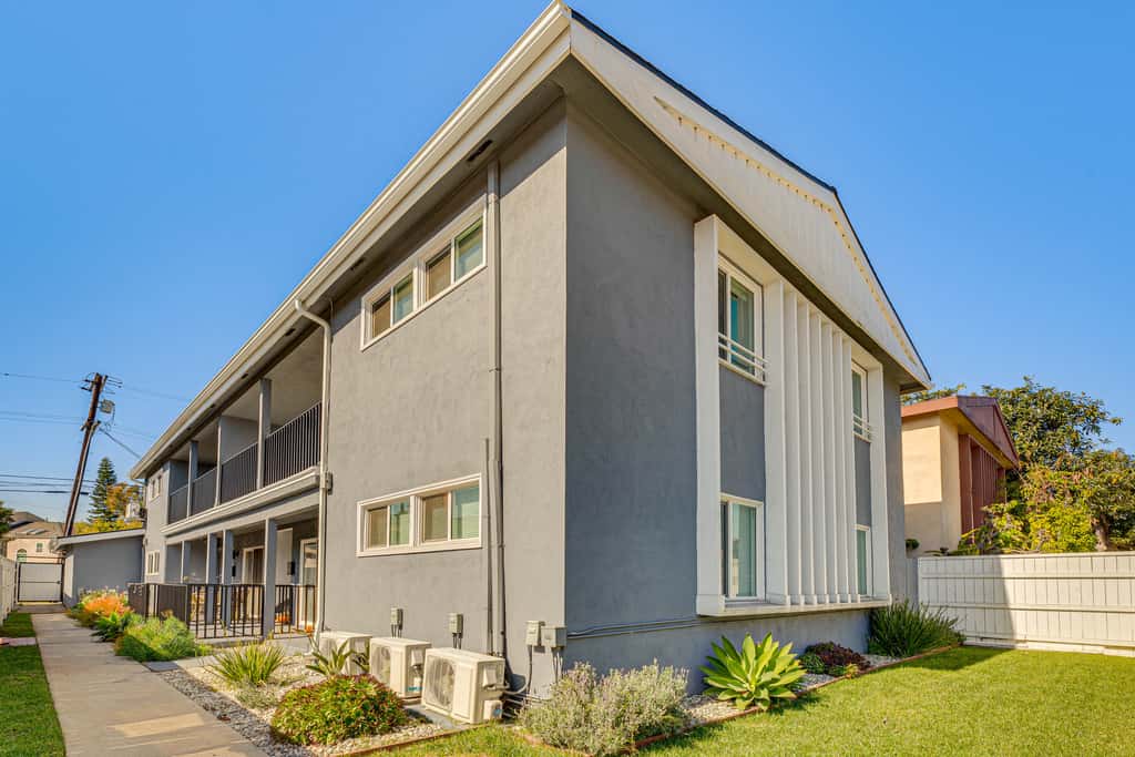 3 Mi to Santa Monica Pier! Pet-Friendly LA Apt
