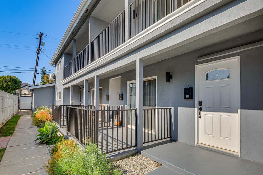 3 Mi to Santa Monica Pier! Pet-Friendly LA Apt
