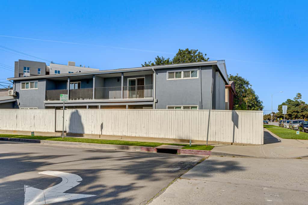 3 Mi to Santa Monica Pier! Pet-Friendly LA Apt