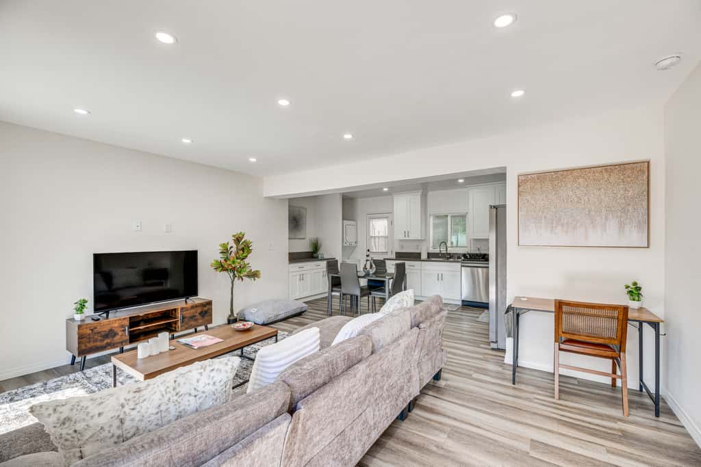 3 Mi to Santa Monica Pier! Pet-Friendly LA Apt