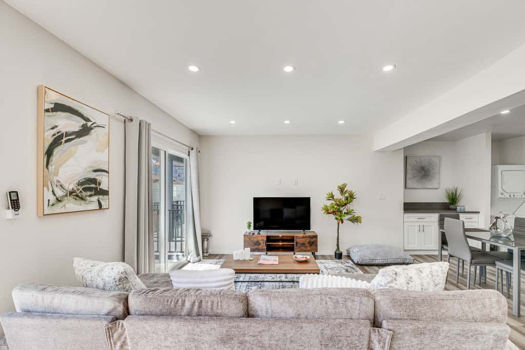3 Mi to Santa Monica Pier! Pet-Friendly LA Apt