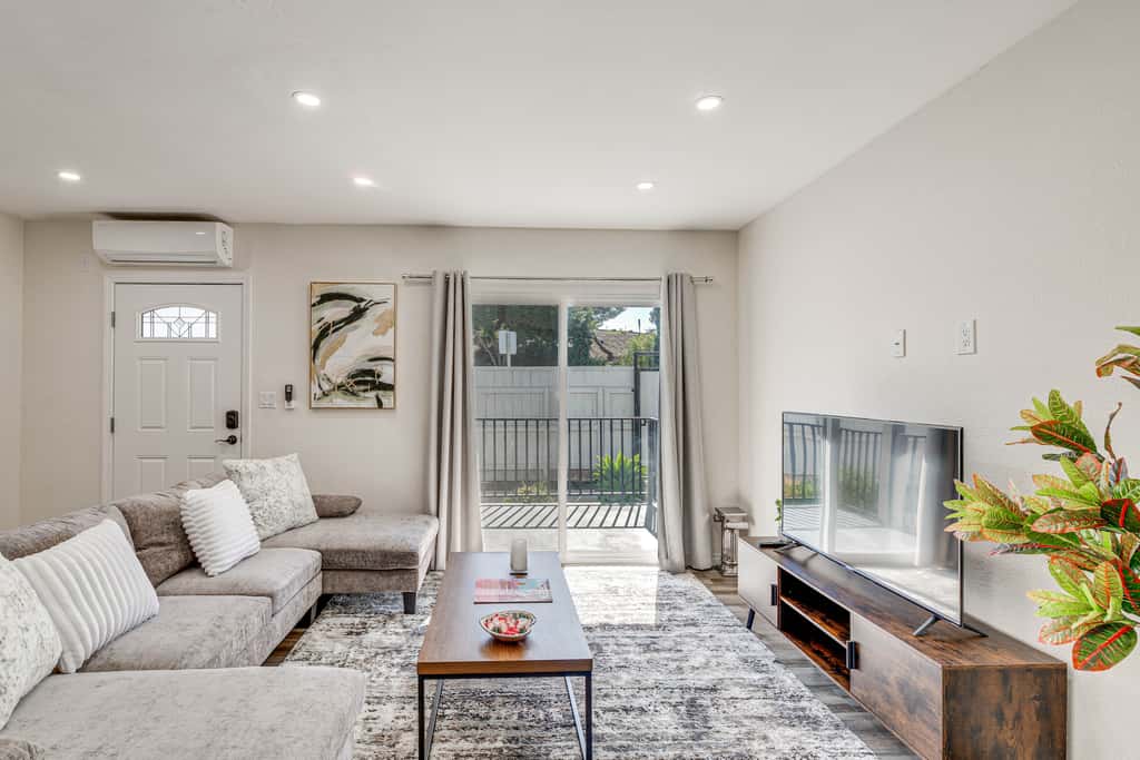 3 Mi to Santa Monica Pier! Pet-Friendly LA Apt
