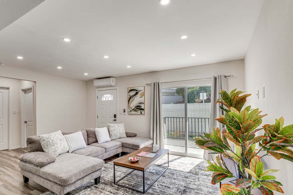 3 Mi to Santa Monica Pier! Pet-Friendly LA Apt