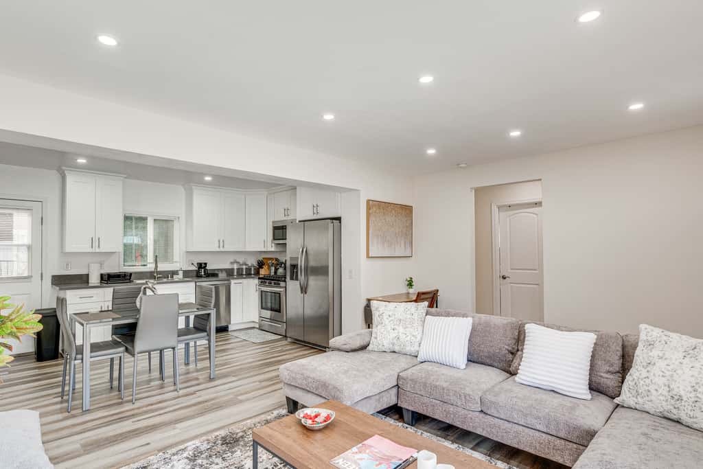3 Mi to Santa Monica Pier! Pet-Friendly LA Apt