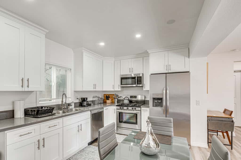 3 Mi to Santa Monica Pier! Pet-Friendly LA Apt
