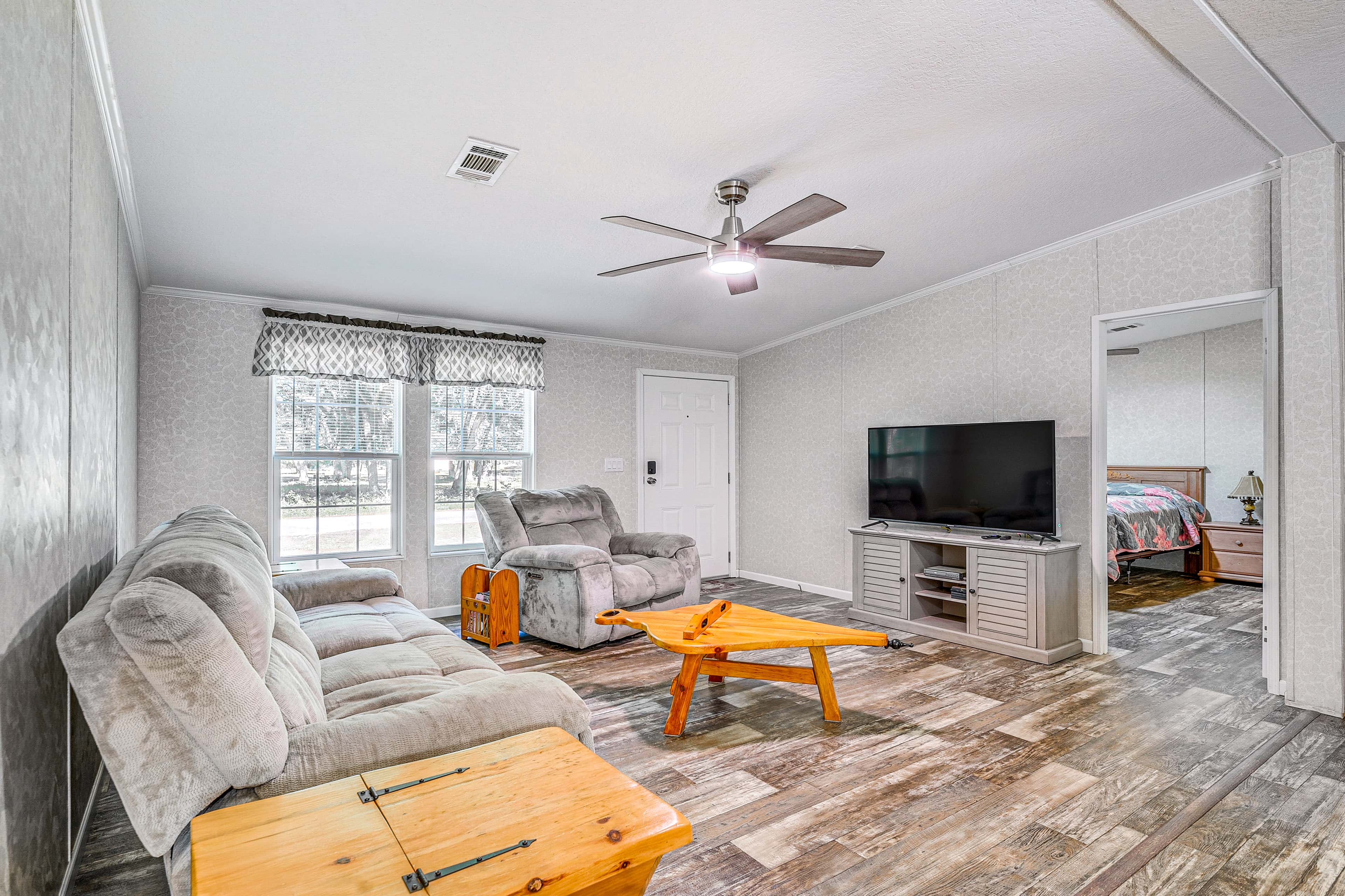 7 Mi to Crystal River: Home w/ Yard & Fire Pit!