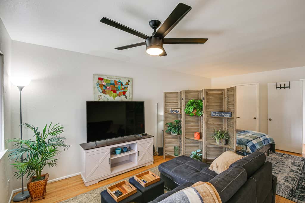 1 mi to Ocean! Executive-Style Oasis in Long Beach