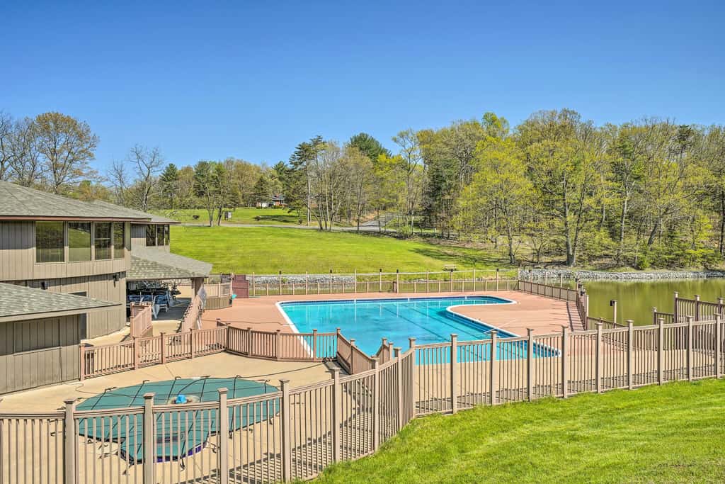 Gorgeous Calabash Condo w/ Balcony & Pool Access!