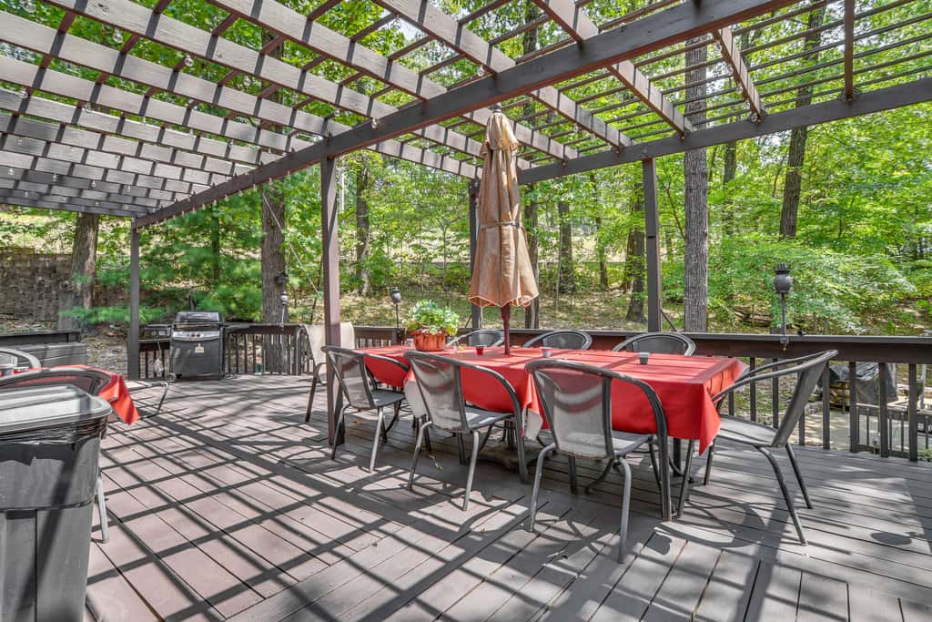 3 Mi to Table Rock Lake: Cabin w/ Fire Pit!