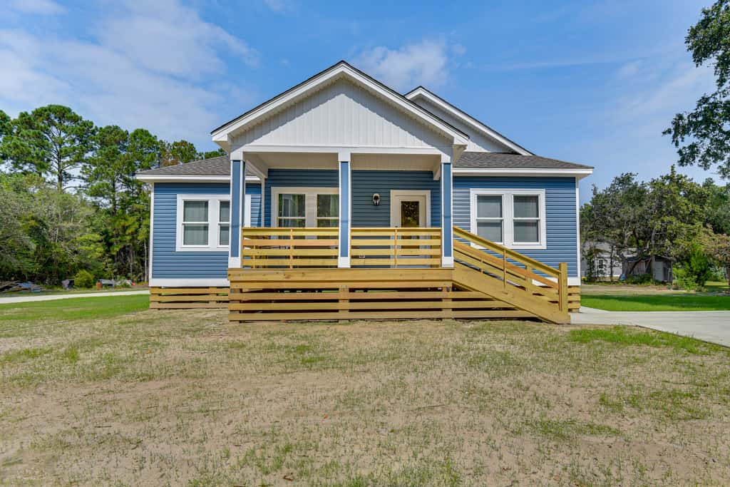 1 Mi to Dtwn Manteo: Dog-Friendly Home w/ Deck