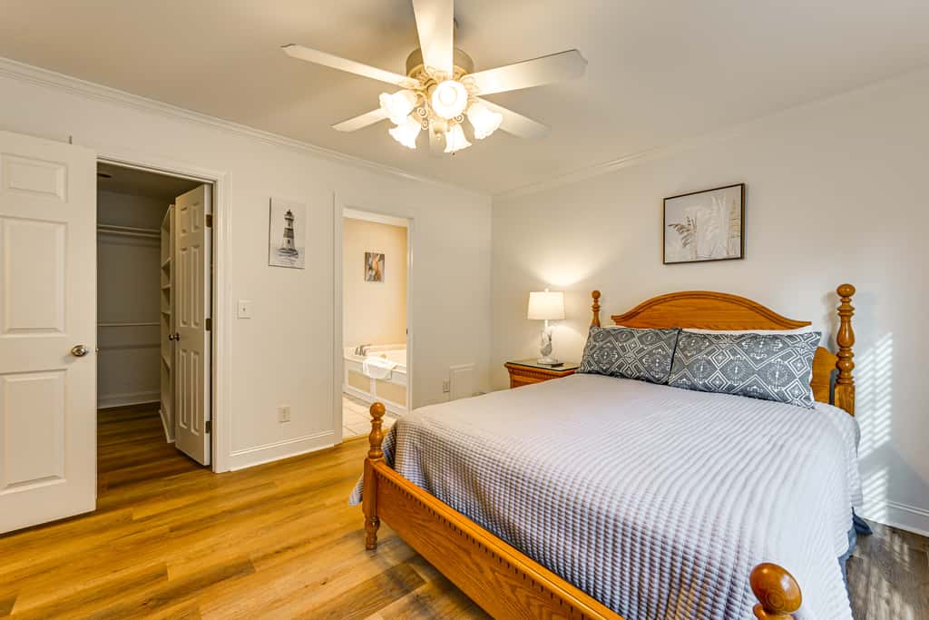 9 Mi to Dtwn: Greenville Home w/ Screened Patio!