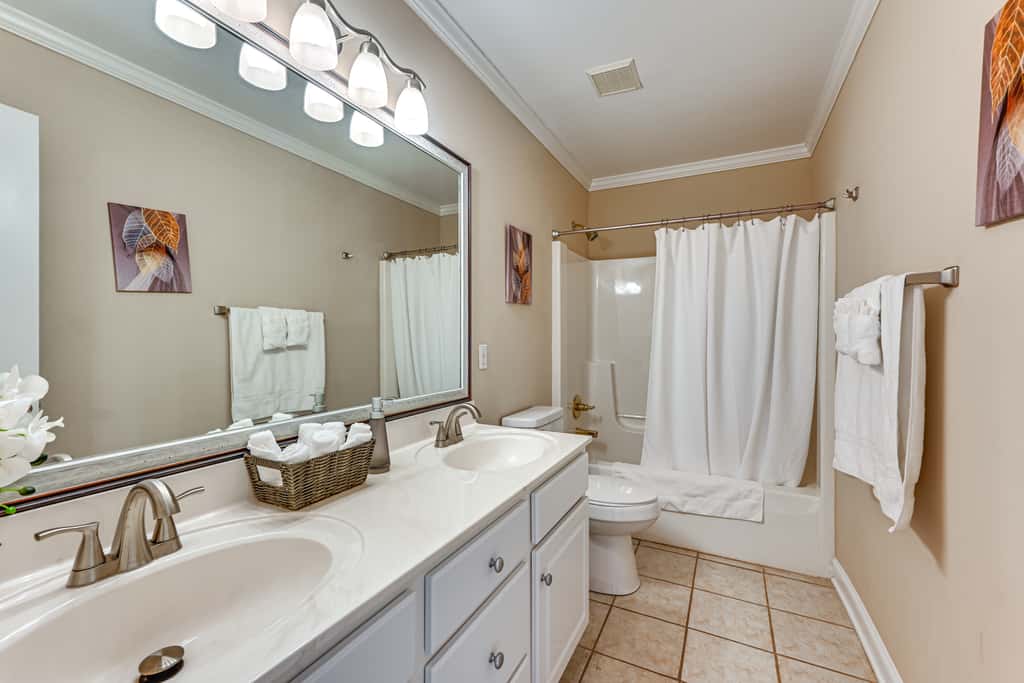 9 Mi to Dtwn: Greenville Home w/ Screened Patio!
