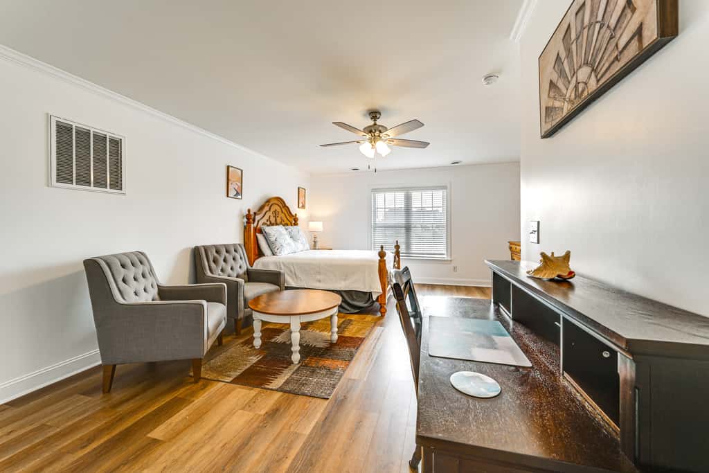 9 Mi to Dtwn: Greenville Home w/ Screened Patio!