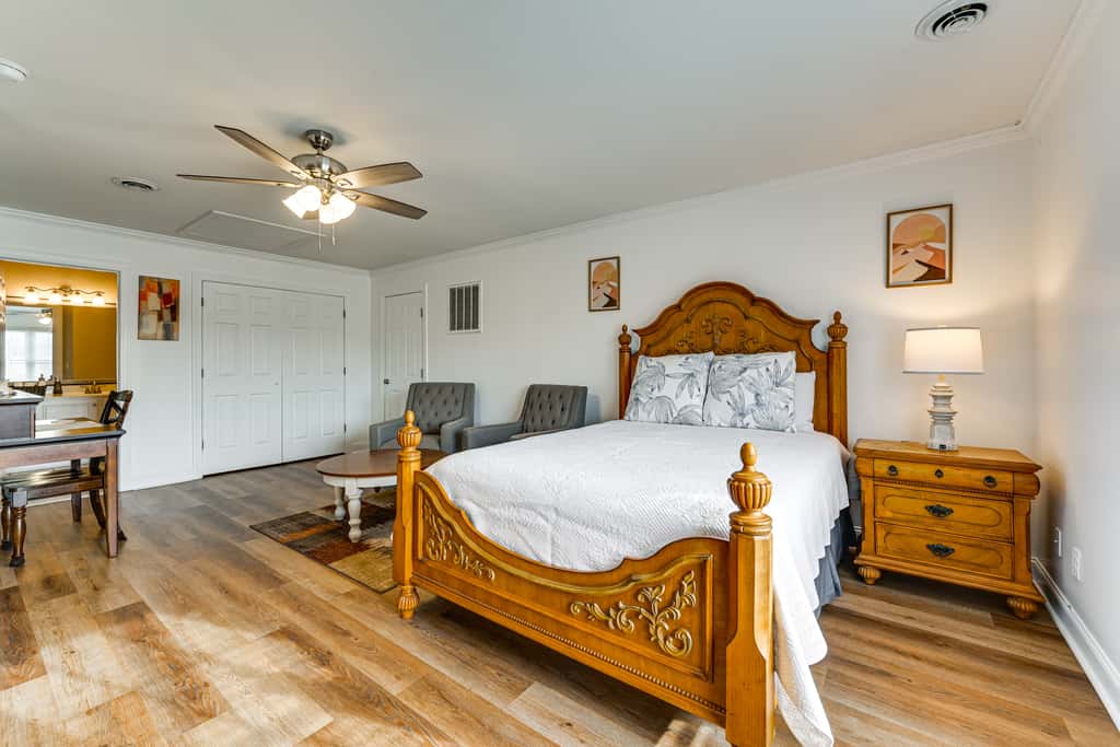 9 Mi to Dtwn: Greenville Home w/ Screened Patio!