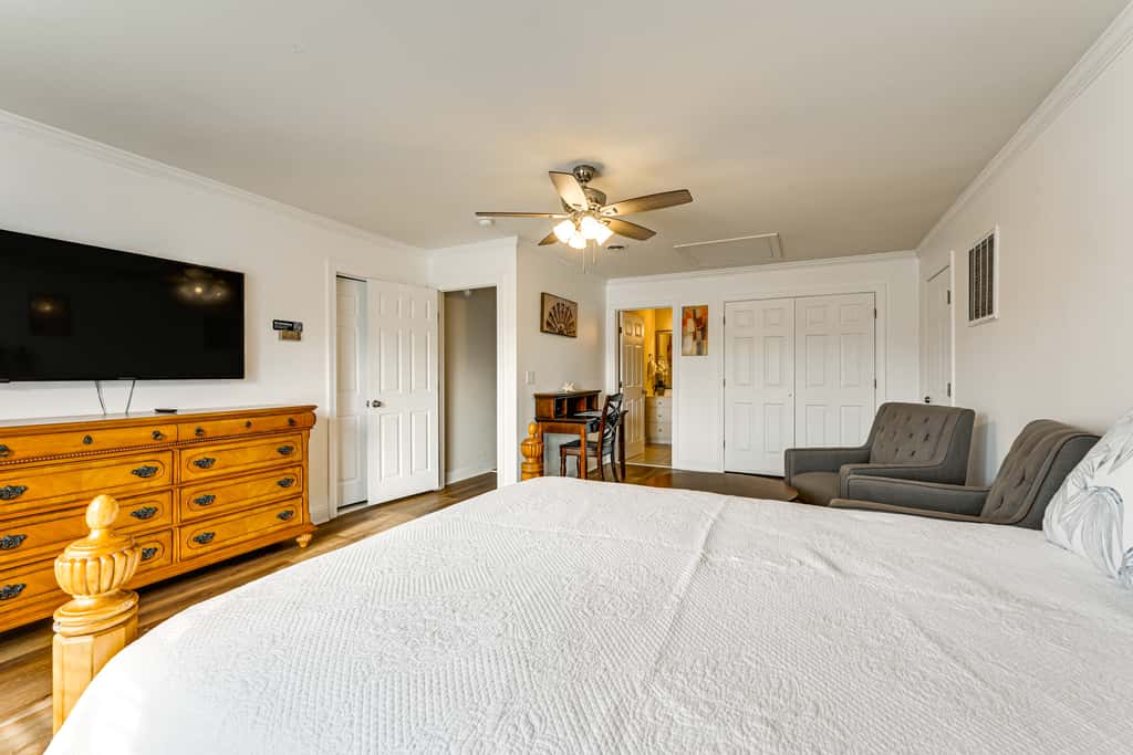 9 Mi to Dtwn: Greenville Home w/ Screened Patio!