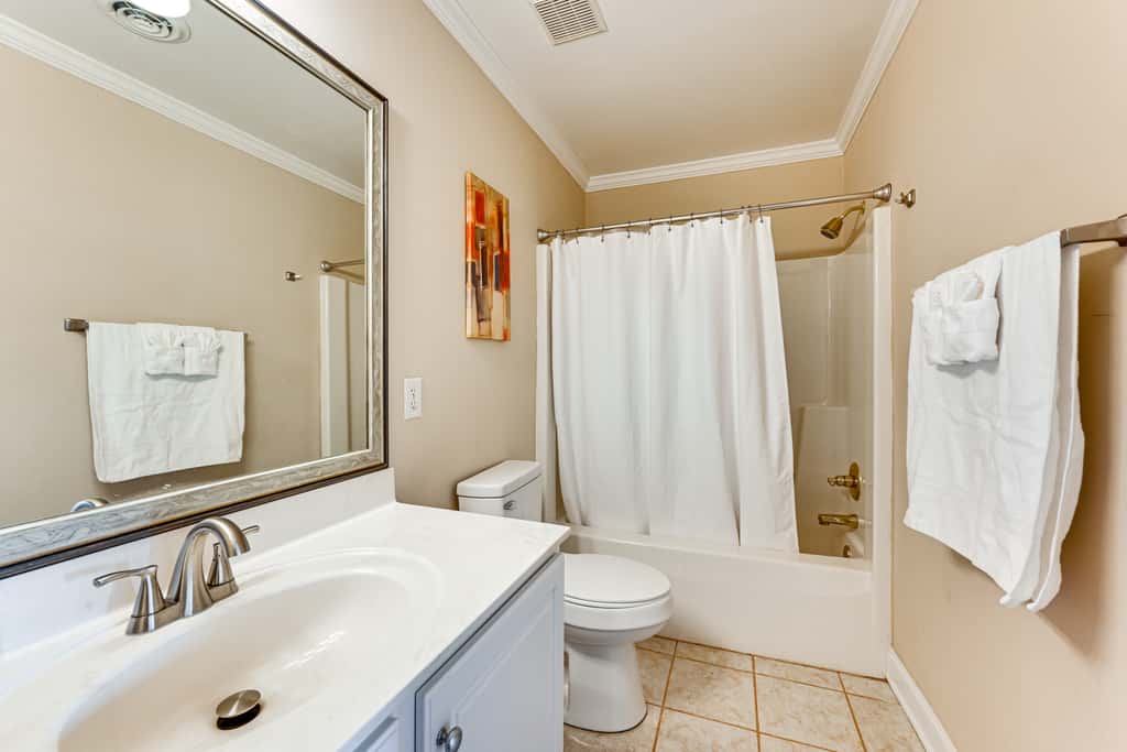 9 Mi to Dtwn: Greenville Home w/ Screened Patio!