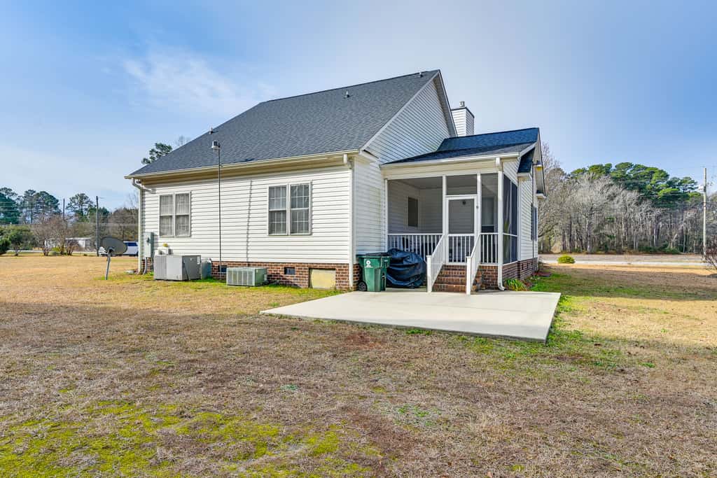 9 Mi to Dtwn: Greenville Home w/ Screened Patio!