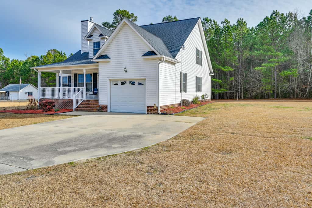 9 Mi to Dtwn: Greenville Home w/ Screened Patio!