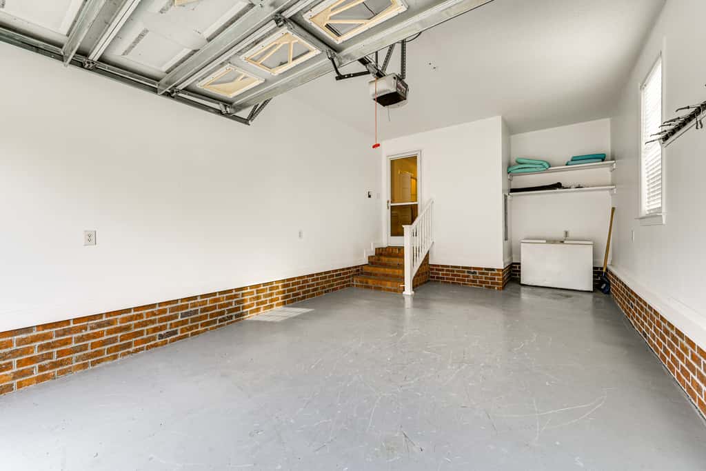 9 Mi to Dtwn: Greenville Home w/ Screened Patio!