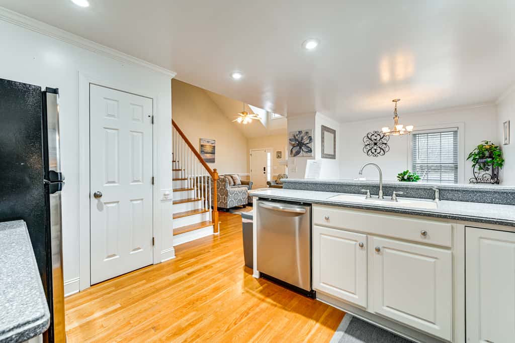 9 Mi to Dtwn: Greenville Home w/ Screened Patio!