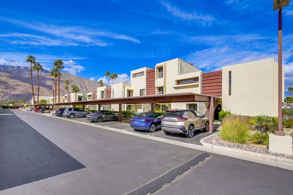 3 Mi to Dtwn Palm Springs: Condo w/ Pool Access!
