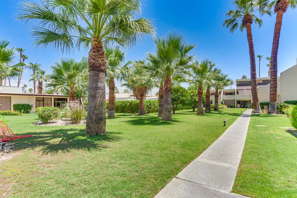 3 Mi to Dtwn Palm Springs: Condo w/ Pool Access!