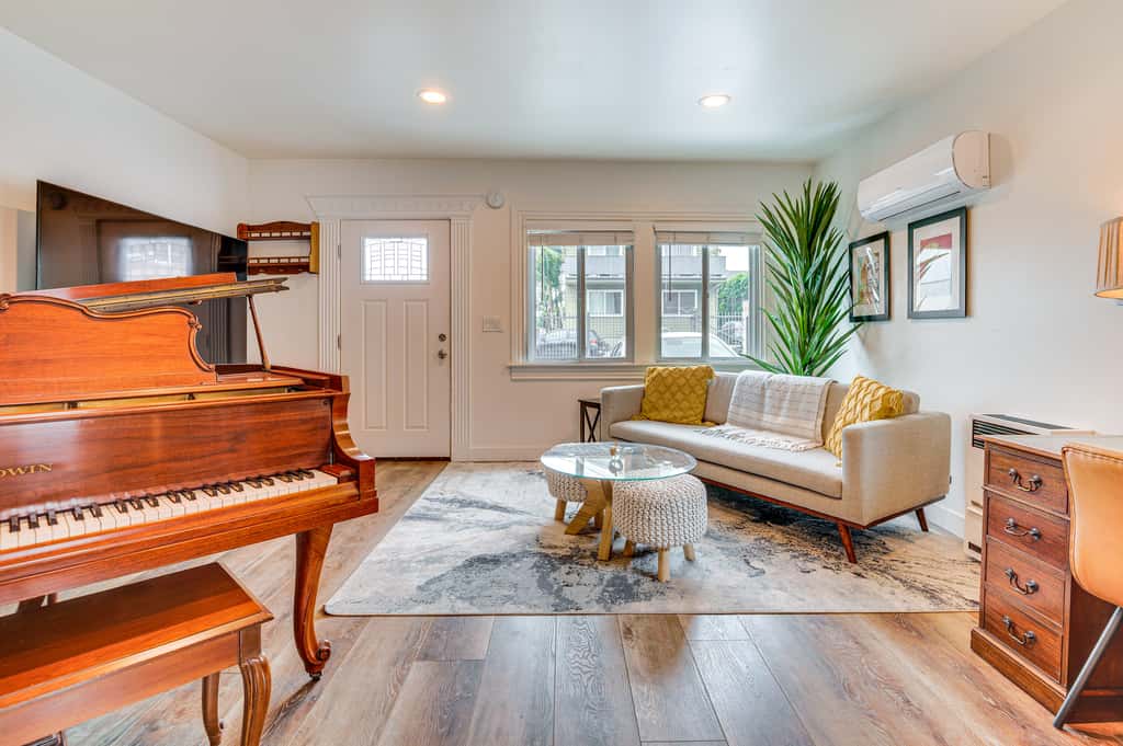Home 1 Mi to DTLA: Room to Work & Relax!