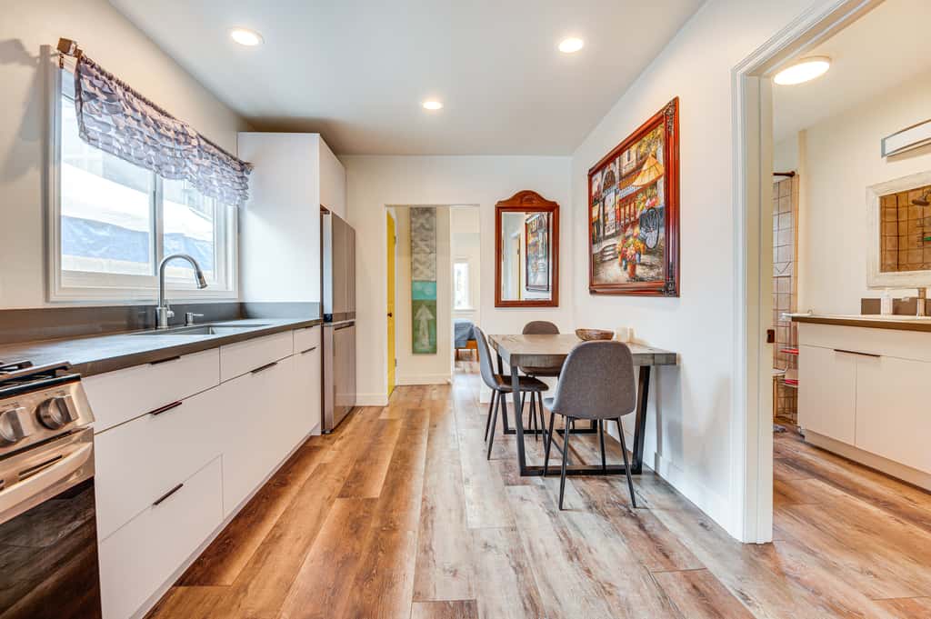 Home 1 Mi to DTLA: Room to Work & Relax!