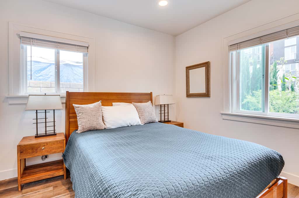 Home 1 Mi to DTLA: Room to Work & Relax!